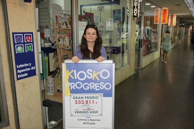 Ourense. 23-09-2016. Beatriz Diéguez, propietaria del despacho de loterías de Progreso 83. Paz