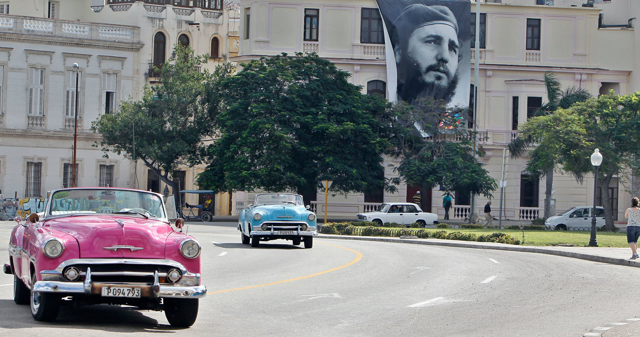 Un póster de Fidel Castro cuelga en la fachada de un edificio del centro de La Habana.