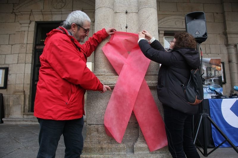 Ourense. 1-12-2016. Lazo Día del Sida, ante el Concello. Paz