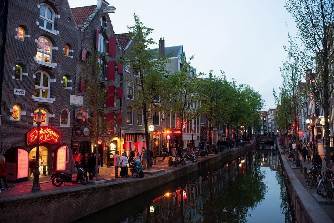Imagen de negocios sexuales ubicados junto a uno de los canales en el popular "Barrio Rojo" de Amsterdam.