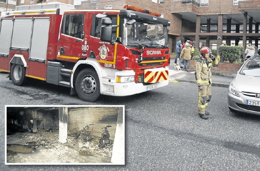 Los bomberos actuaron toda la mañana en los números  12-14 de la calle Lorient. En pequeño, las motos calcinadas. // Vicente