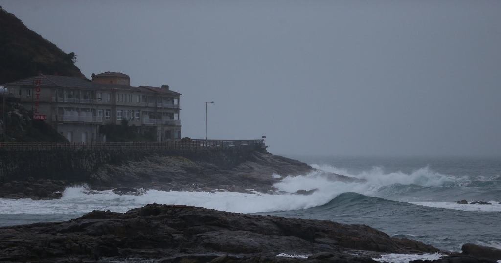 Los efectos del temporal en el mar se comenzaron a notar ayer en Baiona, con un oleaje más agresivo y precipitaciones continuadas.