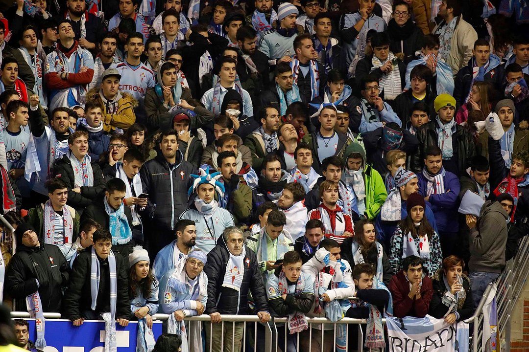 Los aficionados del Celta, desolados al término de la semifinal de ayer contra el Alavés. El conjunto celeste estuvo arropado por aproximadamente 800 seguidores en Vitoria.