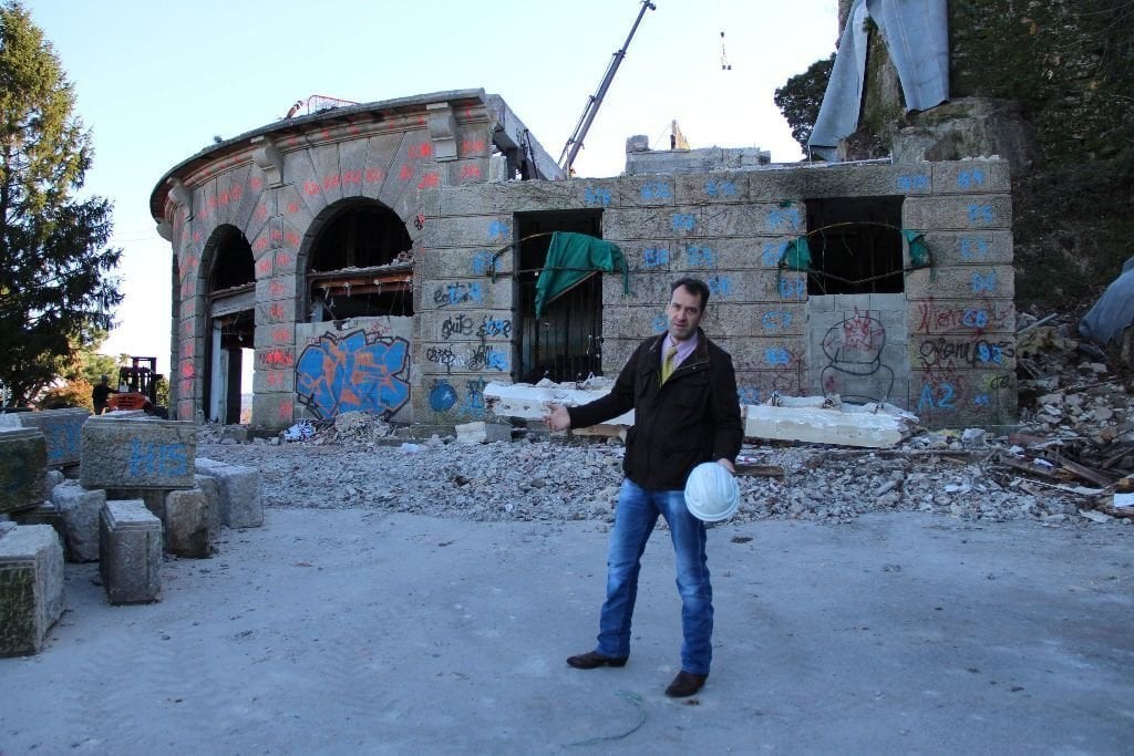 Thomas Rothschild, junto con la piedras en el momento de ser desmontadas en 2013.