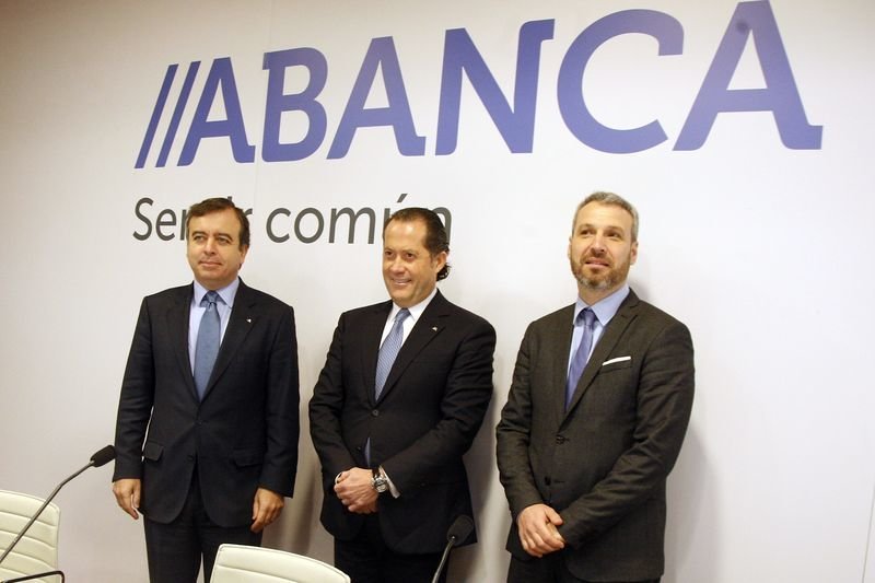 Juan Carlos Escotet; el consejero delegado, Francisco Botas; y el director general financiero, Alberto de Francisco, presentan los resultados de Abanca en 2016.