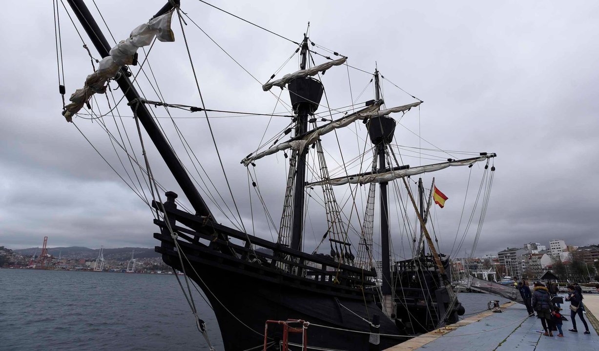 Vista de la reproducción exacta de la nao “Victoria”, el primer barco que dio la vuelta al mundo, atracada ayer en Vigo.