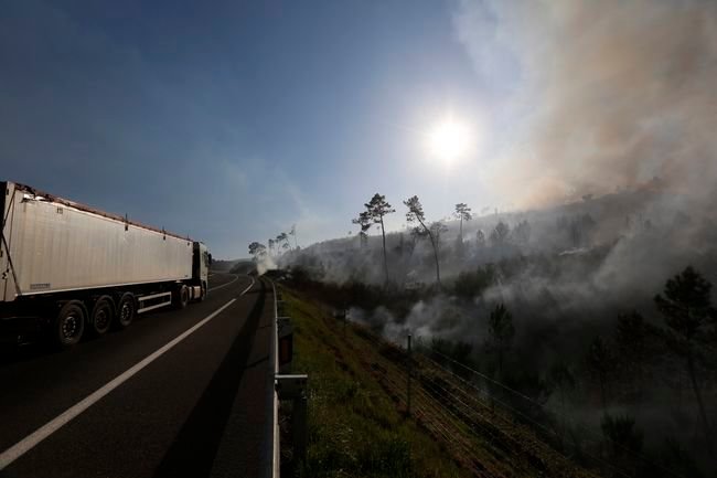 Melón. 11-04-17. Sucesos. Incendio forestal en Melón ó carón da A-52.
Foto: Xesús Fariñas