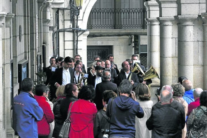 Ourense. 05-05-17. Local. Pleno ordinario do concello de Ourense e protesta da Banda de música de Ourense.
Foto: Xesús Fariñas
