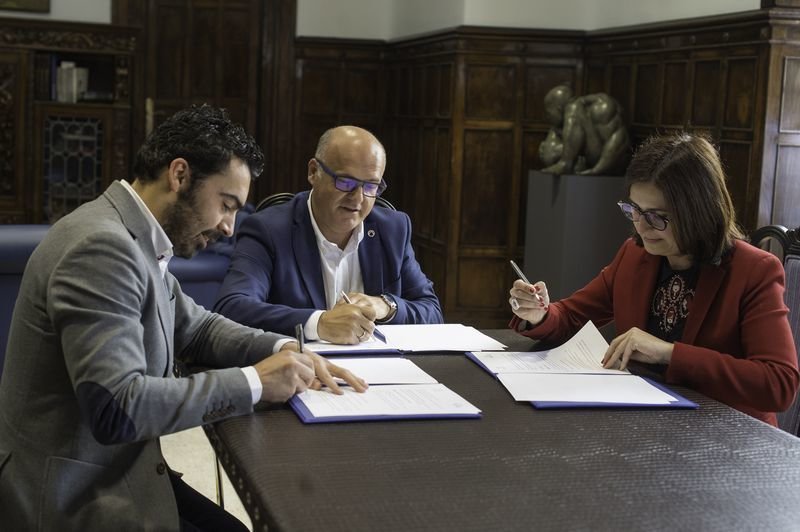 Manuel Baltar e os alcaldes da Veiga e Oímbra asinan os convenios Revivenda_result