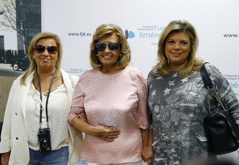 La periodista María Teresa Campos,c, acompañada de sus hijas Terelu,d., y Carmen