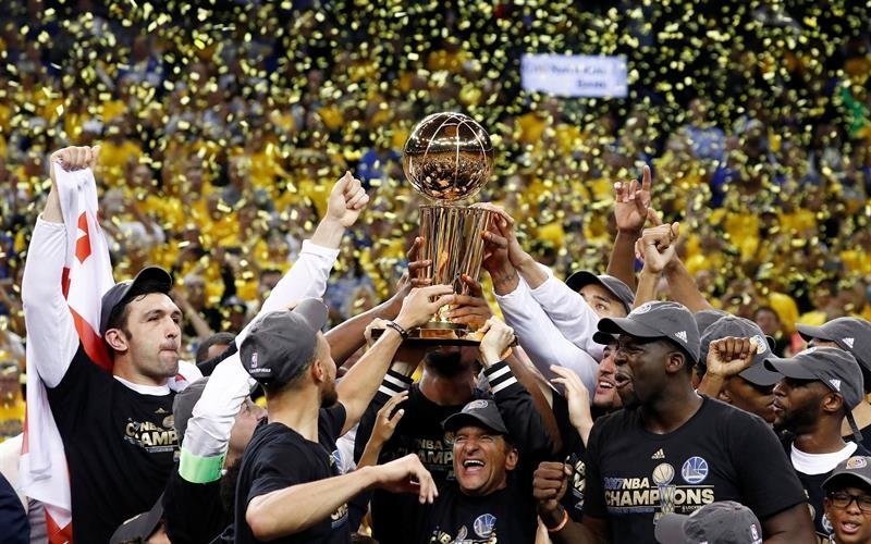 Jugadores de Golden State Warriors celebran tras ganar ante Cleveland Cavaliers