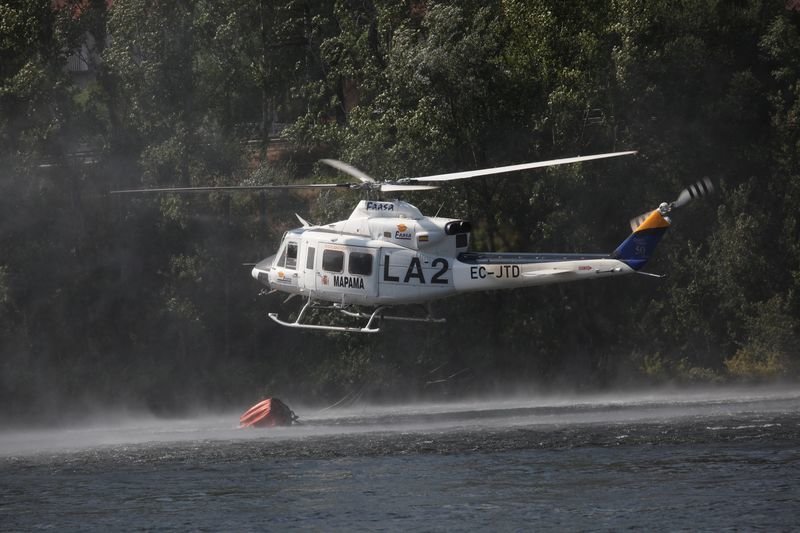 Ourense. 23-06-2017. Helicópteros cargando en el Miño, a la altura de Reza. Paz