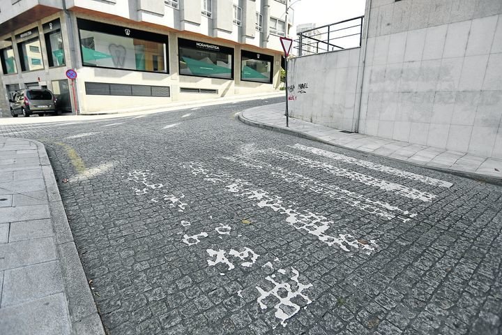 Ourense. 04-07-17. Local. Reportaxe sobre o estado dos pasos de peóns na cidade de Ourense.
Vía de acceso ó CC Pontevella
Foto: Xesús Fariñas