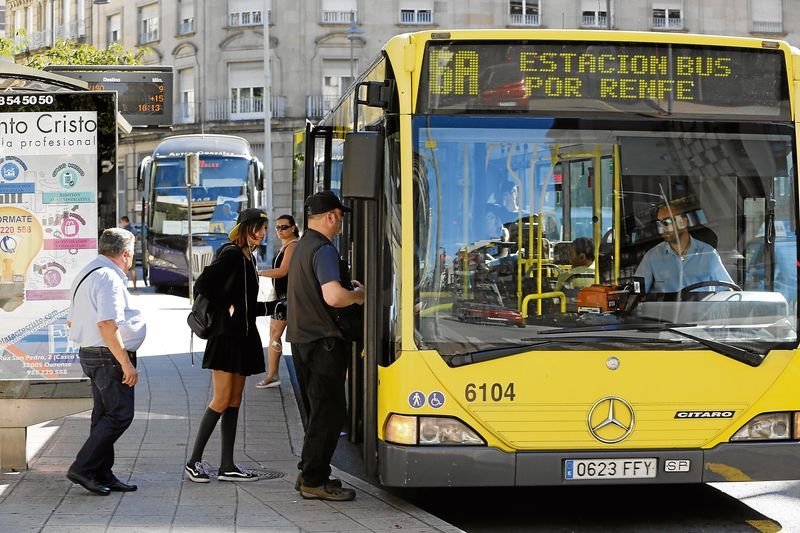 Ourense. 11-07-17. Local. Buses urbanos no parque san Lázaro.
Foto: Xesús Fariñas