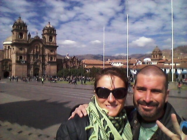 Bárbara y Julio ayer en la plaza de Armas de Cuzco después de vivir una odisea burocrática.