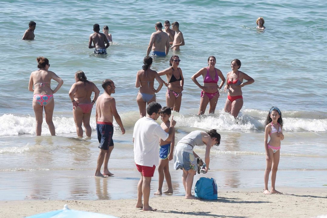 Los vigueses disfrutaron ayer de la playa de Samil en plena ola de calor, que deja a Vigo dentro de la alerta amarilla.