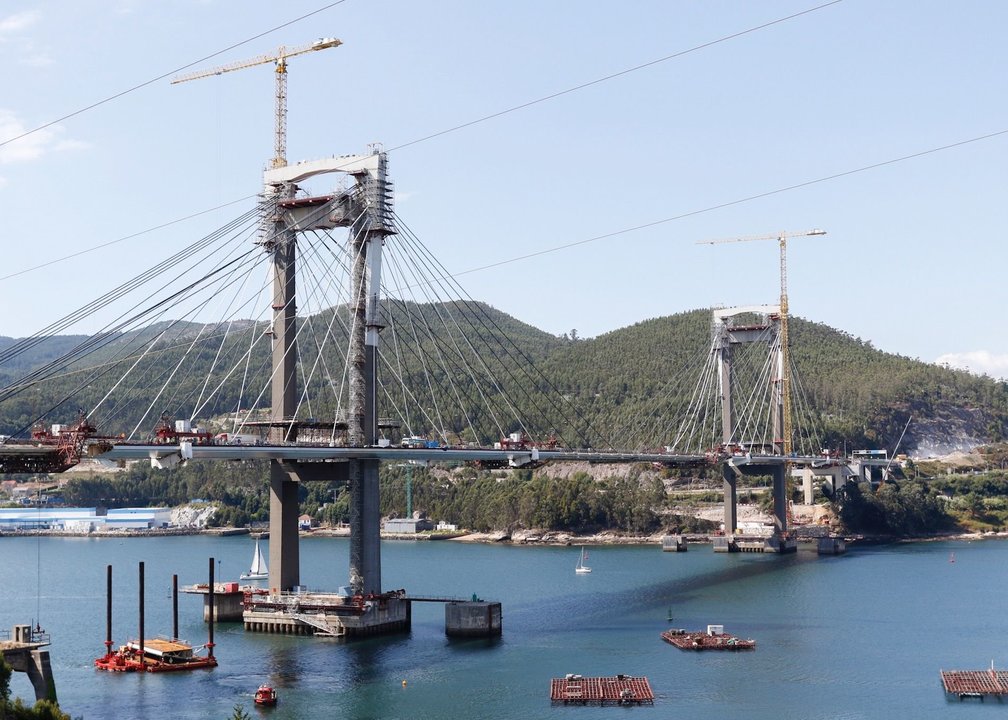 Las obras de ampliación del puente continuaban ayer en plena jornada del operativo especial de tráfico con motivo del 1 de agosto.