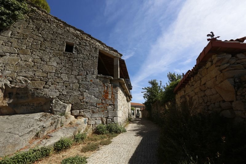 Allariz. 09-09-16. Provincia. Casas reabilitadas e a falta de terminar preto do Castelo de Allariz.
Foto: Xesús Fariñas