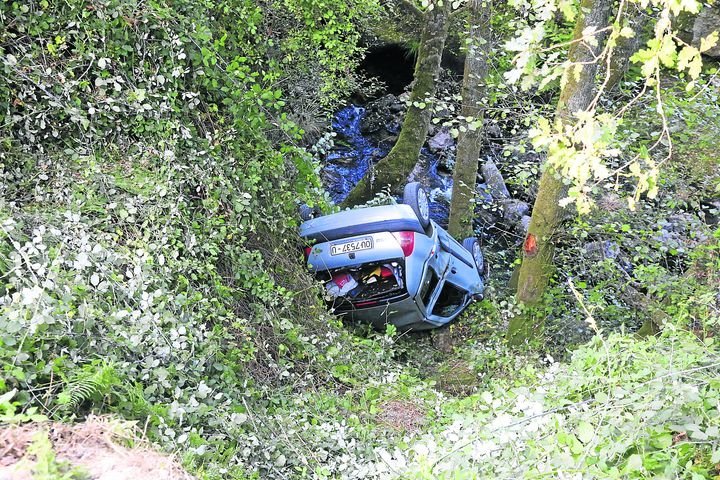 Ourense 24/8/2017 acidente Carballiño, ponte Veiga, el coche cayo al rio Arenteiro