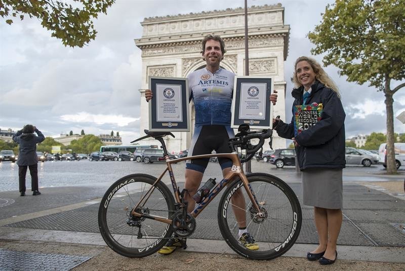 El ciclista y aventurero escocés de 34 años, Mark Beaumont celebra sus dos nuevos récords mundiales a su llegada a París