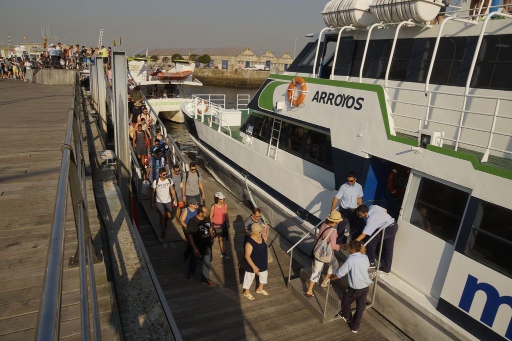 Las navieras tienen la obligación de  pagar una tasa al puerto de Vigo por cada viajero que trasladan a las islas .