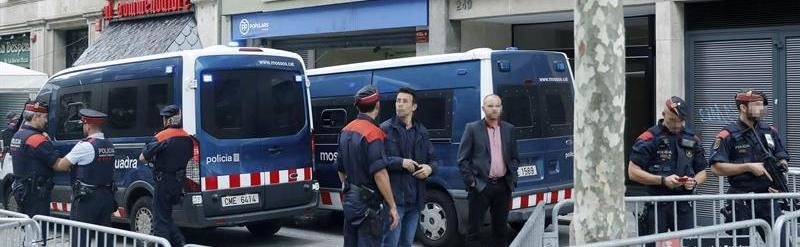 Agentes de los Mossos d'Esquadra custodian la sede del PPC en Barcelona con motivo de la la huelga general