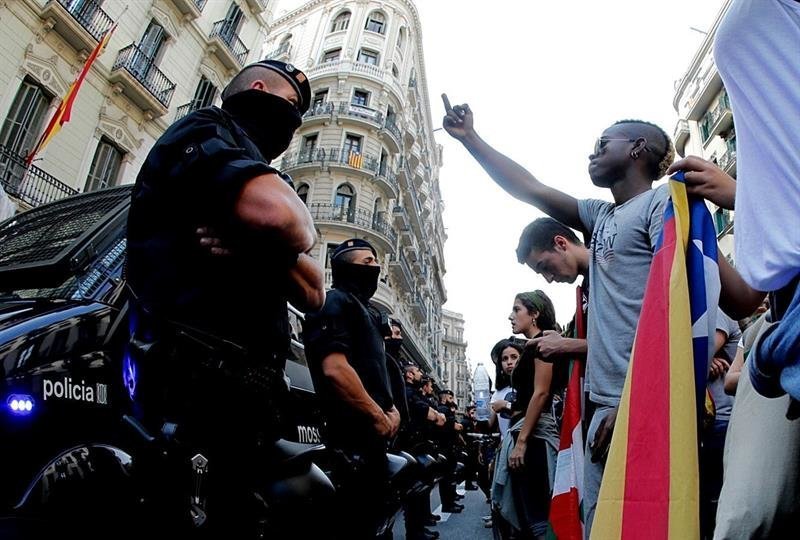 Mossos d'Esquadra protegen la Jefatura Superior de la Policia Nacional en Barcelona