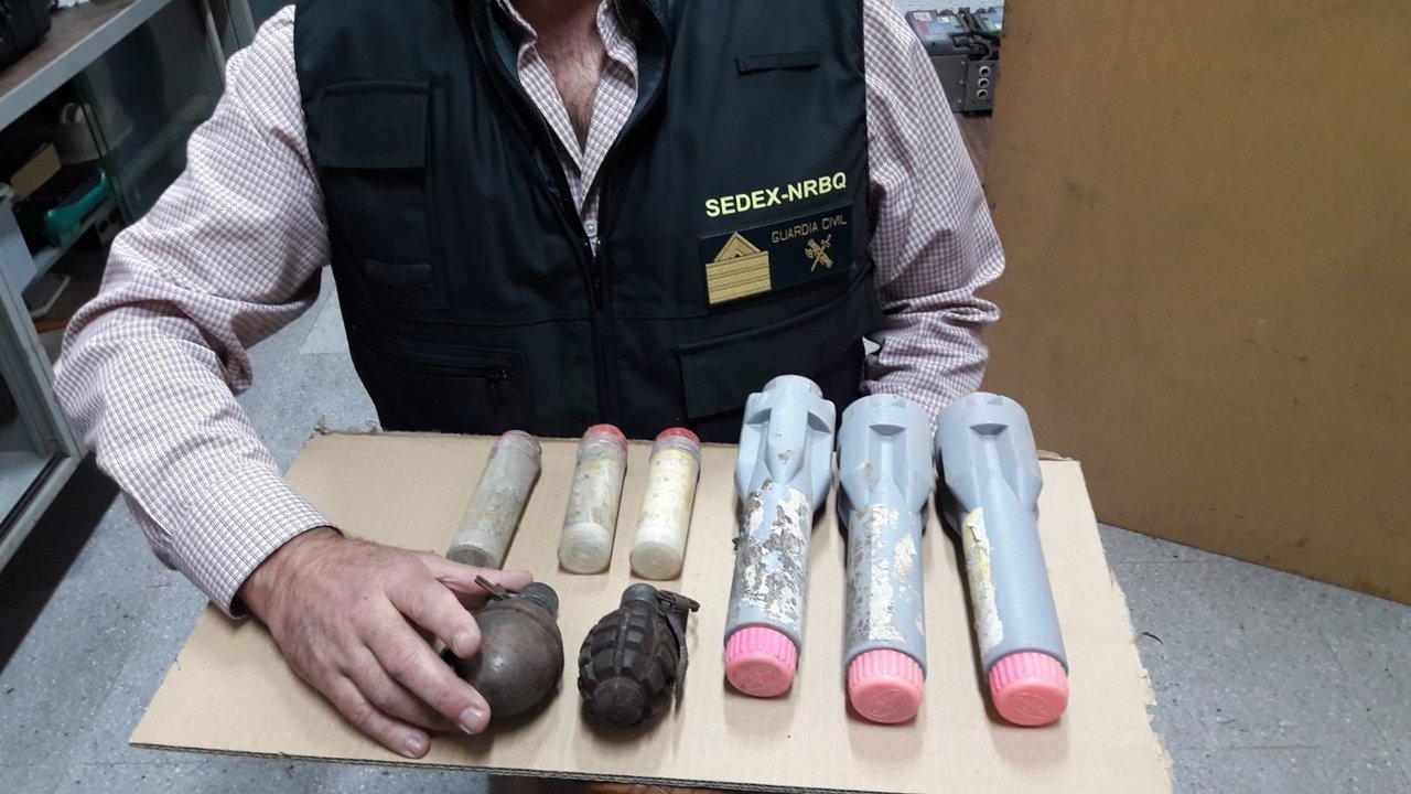 La Guardia Civil recoge 2 granadas y 6 bengalas en A Illa de Arousa
