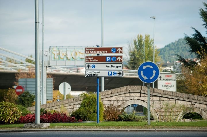 OURENSE (ROTONDA COUTO). 12/11/2017. OURENSE. Nuevas señales para advertir de las zonas termales en Ourense. FOTO: ÓSCAR PINAL