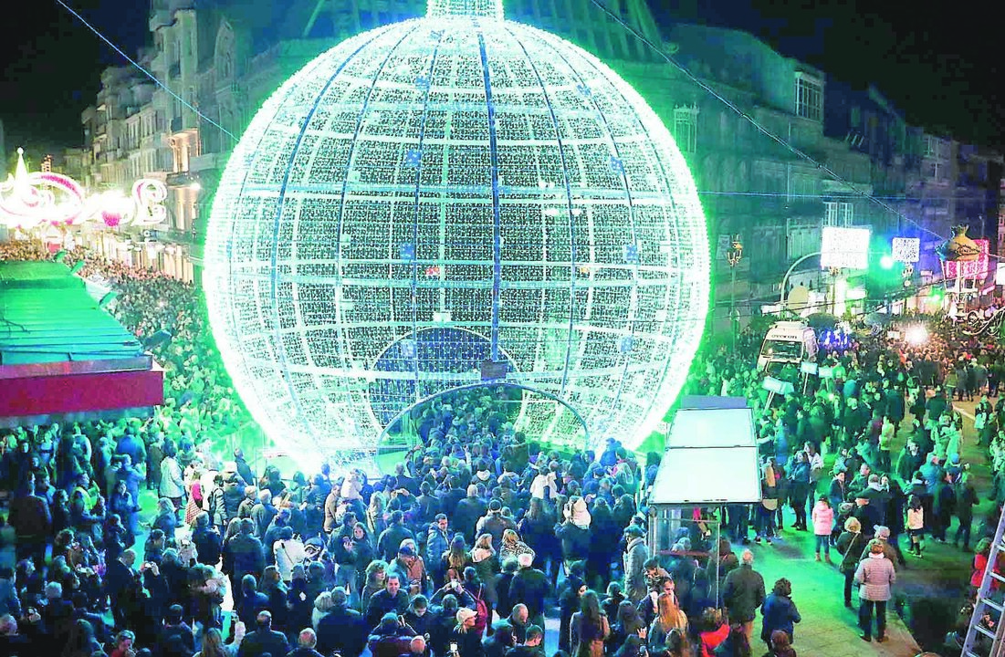 La gran bola de 14 metros ilumina en la Farola. // JV Landín