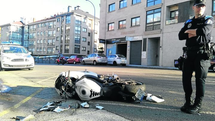 OURENSE 26/11/2017 Acidente motocicleta,  el conductor fue evacuado a urgencias, foto Gonzalo Belay