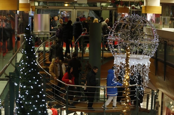 Ourense. 08/12/17. Ambiente de compras navideñas en el centro comercial Pontevella.
Foto: Xesús Fariñas