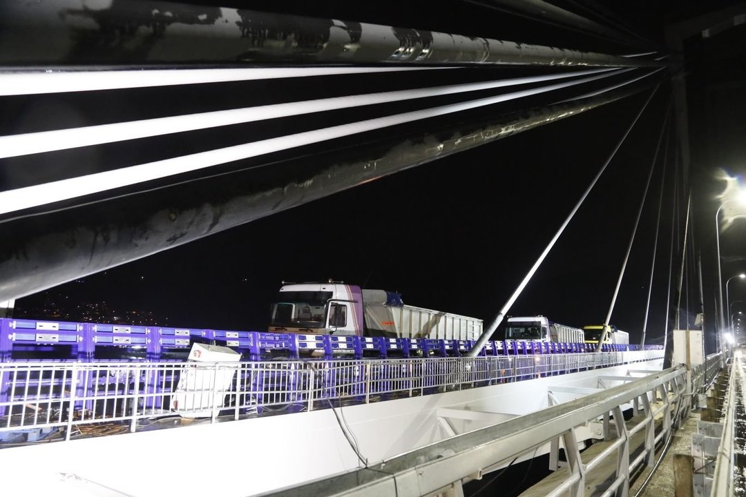 Camiones de 36 y 38 toneladas realizaron anoche las pruebas de carga de los nuevos tableros del puente de Rande tras las obras de ampliación. // JV LAndín
