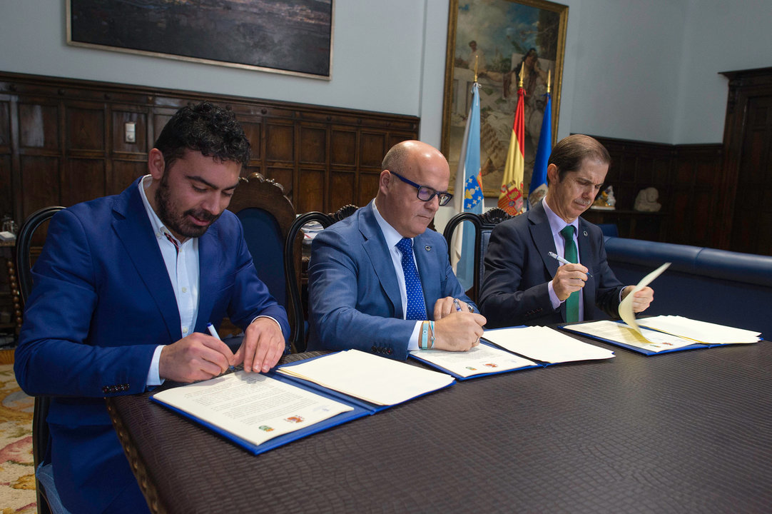 Juan Anta, Manuel Baltar e Francisco Marín asinando o convenio