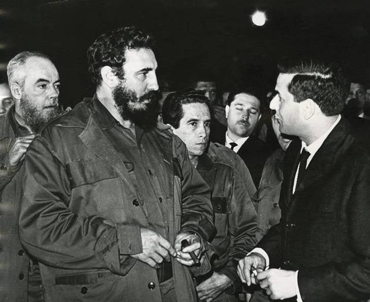 Fidel Castro, el incansable líder de la revolución cubana, vestido con su eterno uniforme verde oliva, con Sobrado Palomares en Cuba.