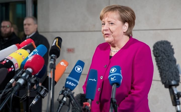 HYJ. Berlin (Germany), 07/01/2018.- German Chancellor and Leader of the Christian Democratic Union (CDU) Angela Merkel makes a statement as she arrives for exploratory talks held at the Social Democrats (SPD) party headquarters Willy-Brandt-Haus in Berlin, Germany, 07 January 2018. The leaders of CDU, CSU and SPD parties hold exploratory talks at the parties' headquarters through 11 January. (Elecciones, Alemania) EFE/EPA/HAYOUNG JEON