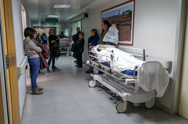 OURENSE (URGENCIAS HOSPITAL CHUO). 10/01/2018. OURENSE. Colapso de camillas y gente esperando atención en el módulo de urgencias del Hospital universitario de Ourense. FOTO: ÓSCAR PINAL