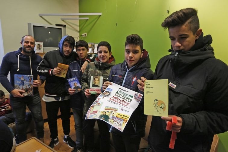 Ourense. 09/01/18. Presentación exposición de libros de Don Bosco en Amencer. En la foto estudiantes con los libros.
Foto: Xesús Fariñas