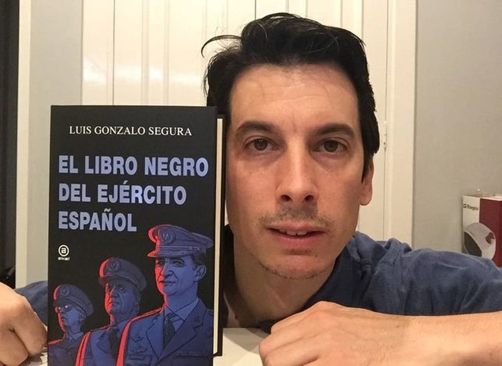 Luis Gonzalo Segura, con su tercer libro del que hablará mañana en Vigo.