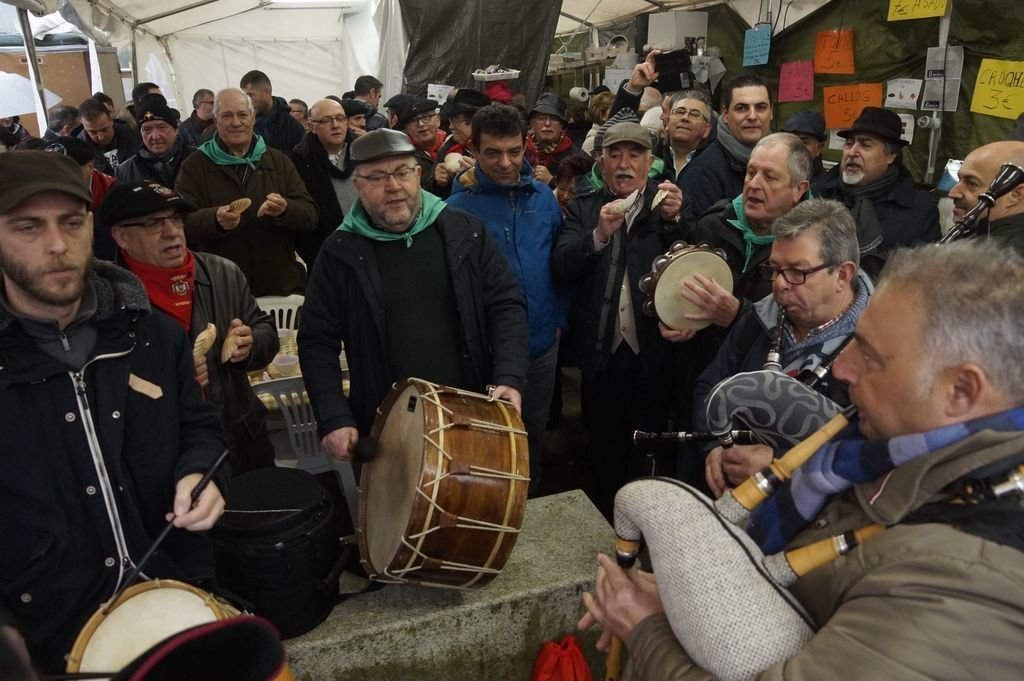 Miles de personas asistieron ayer en Bembrive a los actos religiosos, festivos y gastronómicos de San Blas, la gran romería del invierno en Vigo.