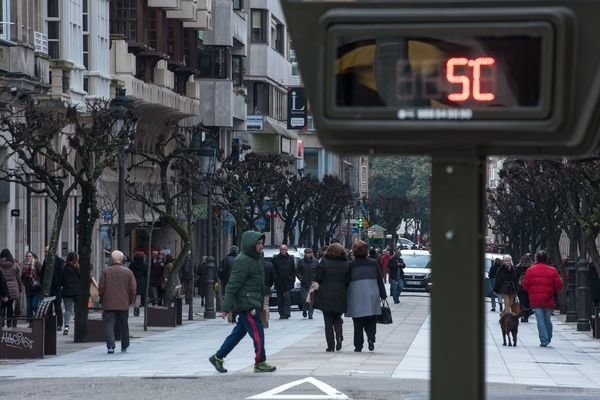 OURENSE (RÚA DO PASEO). 06/02/2018. OURENSE. Imágenes de la gente paseando por las calles de Ourense bajo un frío que ha dejado temperaturas bajo cero. FOTO: ÓSCAR PINAL