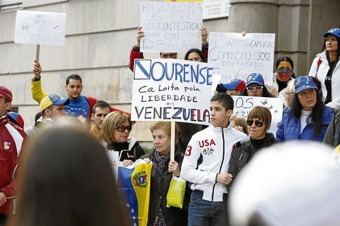 Ourense. 22-02-14. Local. Protesta en favor de Venezuela na Subdelegación do Goberno.
Foto: Xesús Fariñas