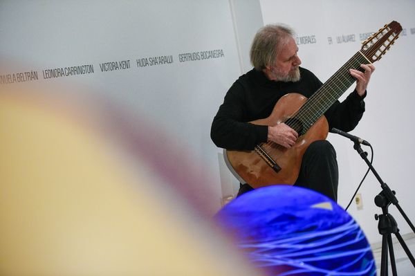 OURENSE (SALA VALENTE). 15/03/2018. OURENSE. Concierto de guitarra del músico Tomás Camacho, dentro de la exposición "O eco das amazonas". FOTO: ÓSCAR PINAL
