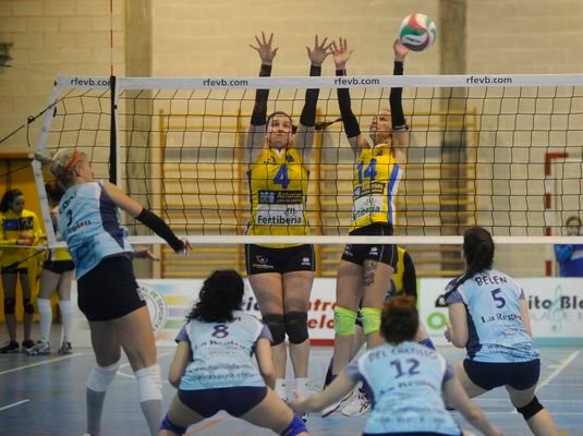 Ourense 24/3/18
Volley femenino en el pabellón Pompeo

Fotos Martiño Pinal