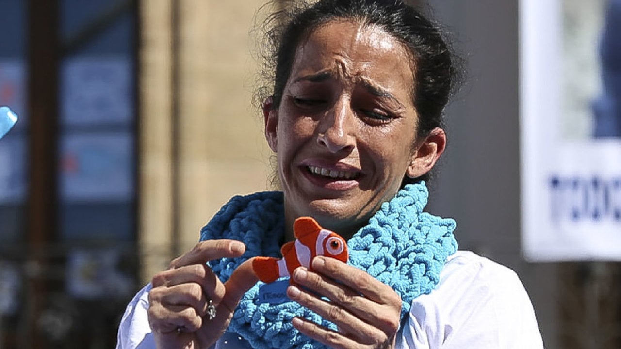 Patricia Ramírez sostiene un pececillo en sus manos, en los días de la búsqueda del pequeño Gabriel.
