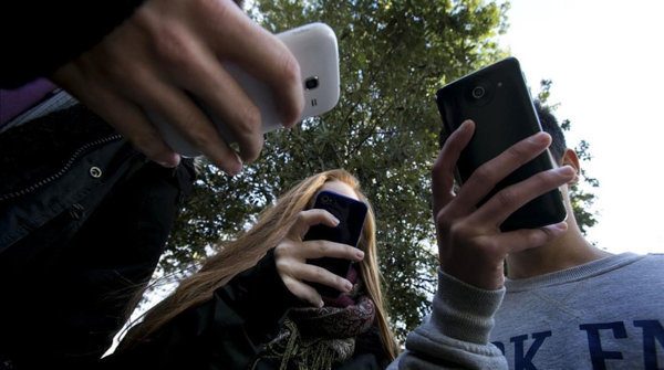 Barcelona 24 01 2014 Adolescentes utilizando telefono  movil smartphone para tema sobre la aplicacion snapchat Foto Ferran Nadeu