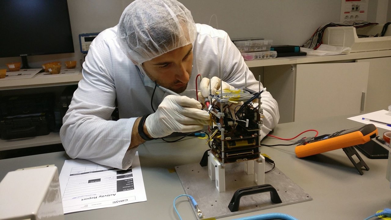 El ingeniero de Teleco y coordinador técnico del satélite Lume I, Franco Pérez Lissi trabajando en la cámara limpia de la Universidad.
