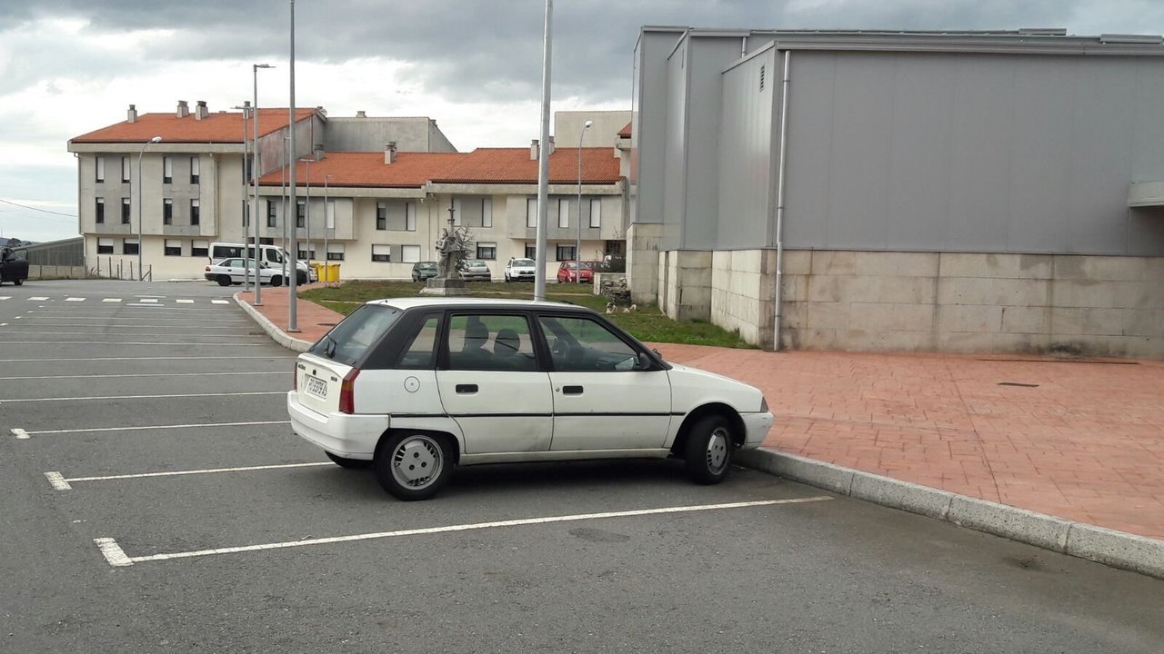 El Citroën AX donde fue encontrado el cadáver, aparcado junto al Auditorio