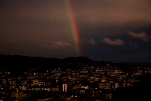 OURENSE. 06/04/2018 21:00 Arco Iris sobre la ciudad de Ourense, tras una breve pausa dejada por la lluvia, visto desde Covadonga. Foto: Miguel Angel