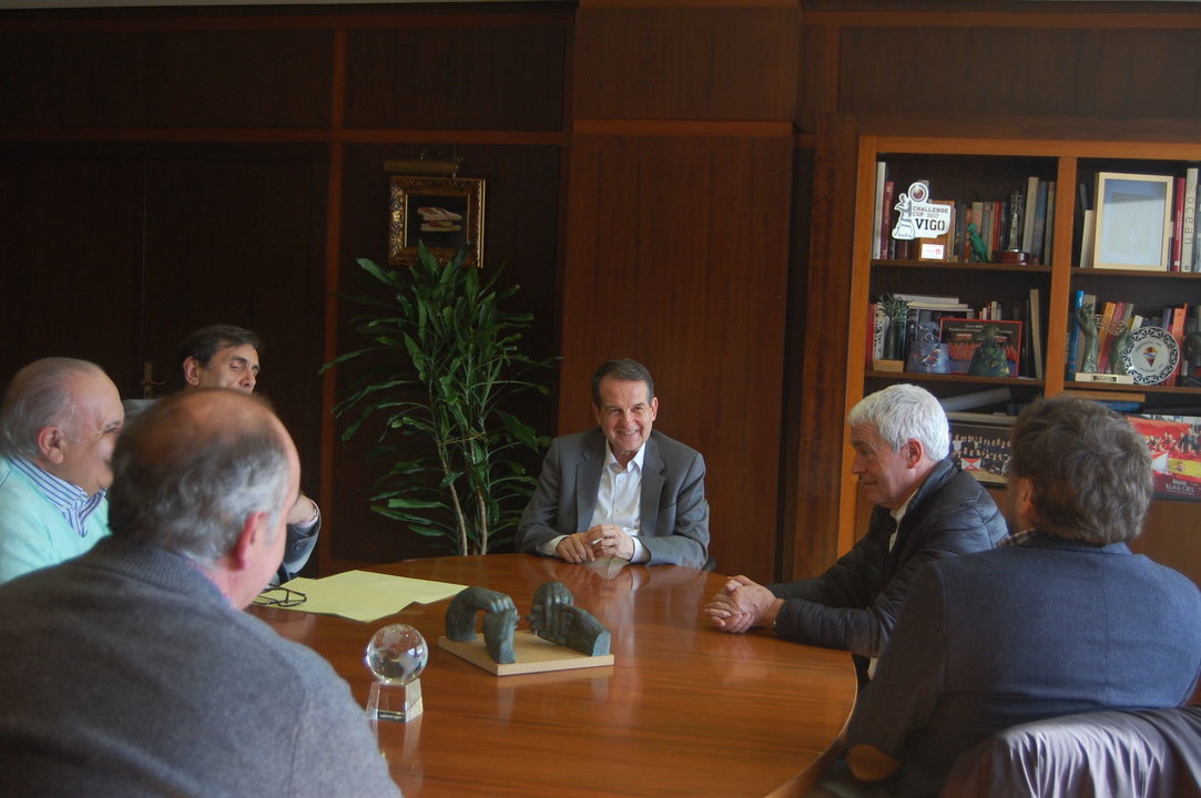 Abel Caballero, alcalde de Vigo, mantuvo ayer una reunión con los organizadores del Memorial Quino Salvo.